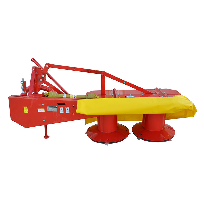 Sekačka na trávu namontovaná na traktoru Sekačka na trávu namontovaná na traktoru